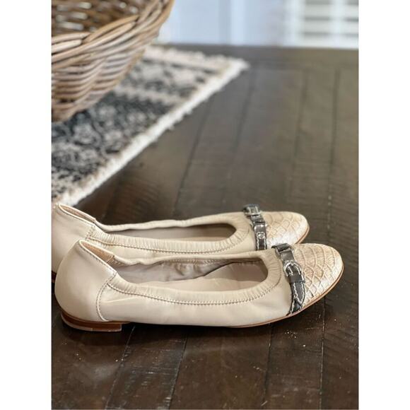 AGL Attilio Giusti Leombruni size 38 or 7.5-8 off white beige flats - Picture 1 of 3